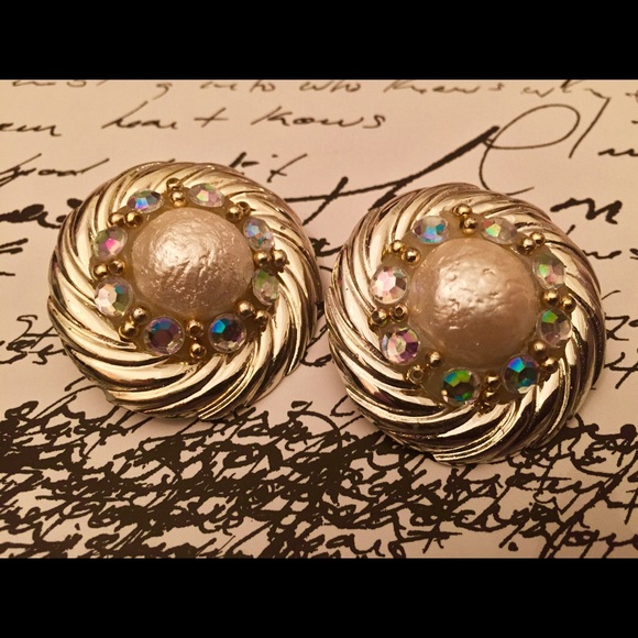True Vintage Stunning Button Style Clip on Earrings - Picture 3 of 6